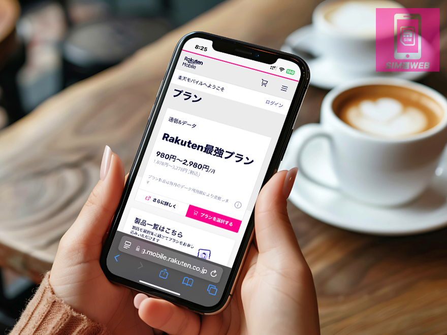 コーヒーを飲みながら楽天モバイルの契約をスマートフォンから行う女性の手。