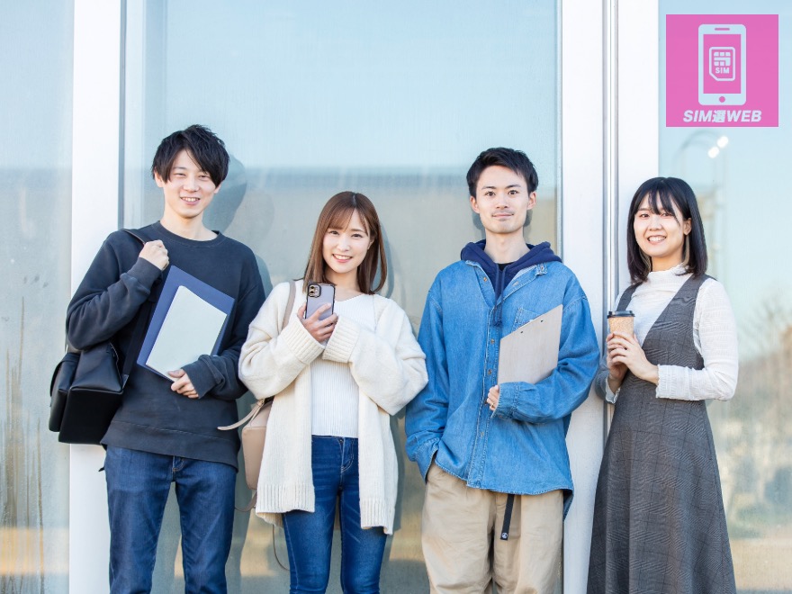スマホを使う大学生