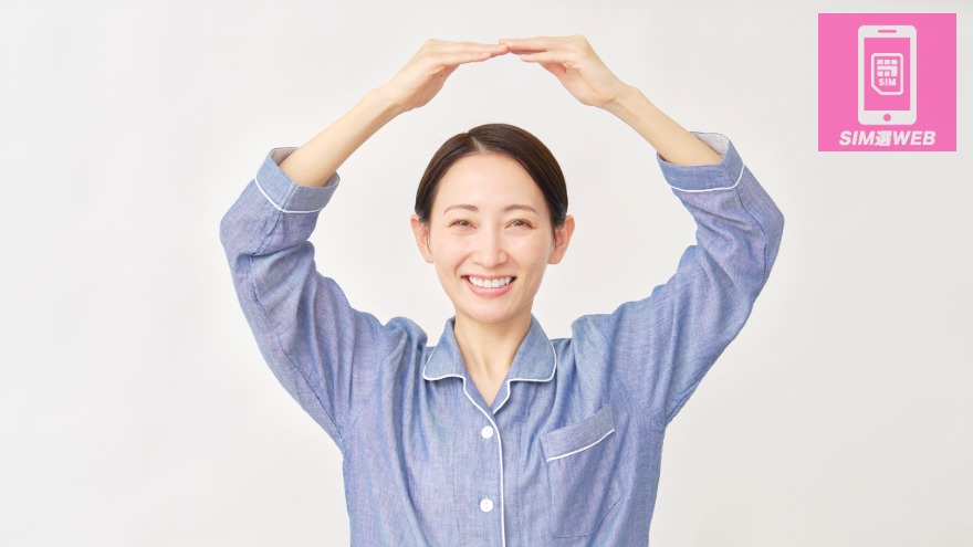 両手で○をつくる女性